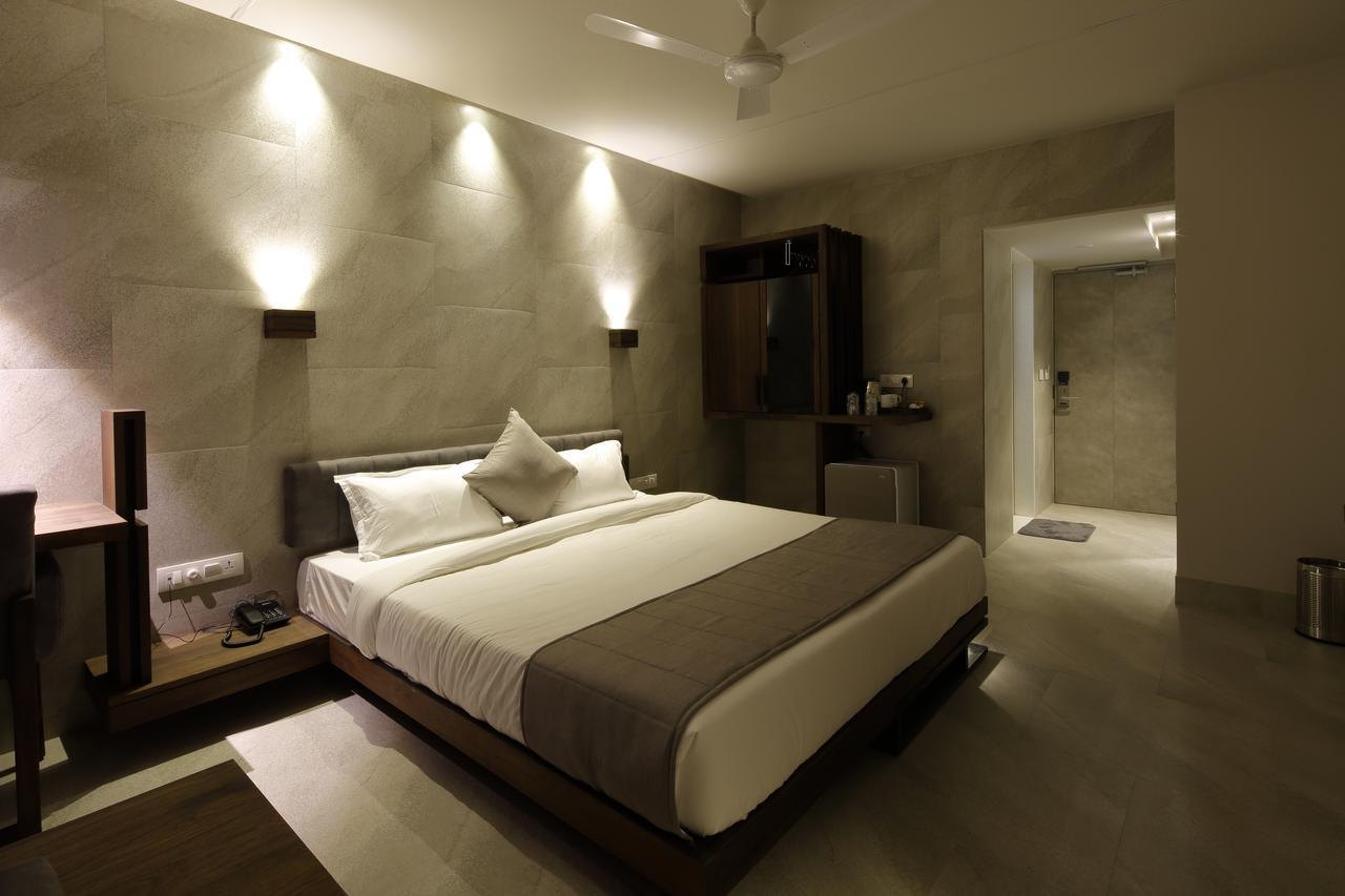 Hotel Carrefour Ahmadabad Zewnętrze zdjęcie