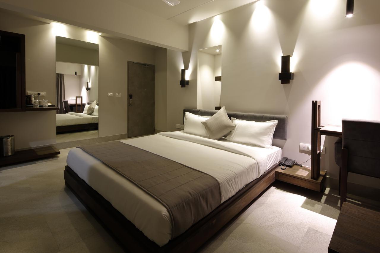 Hotel Carrefour Ahmadabad Zewnętrze zdjęcie