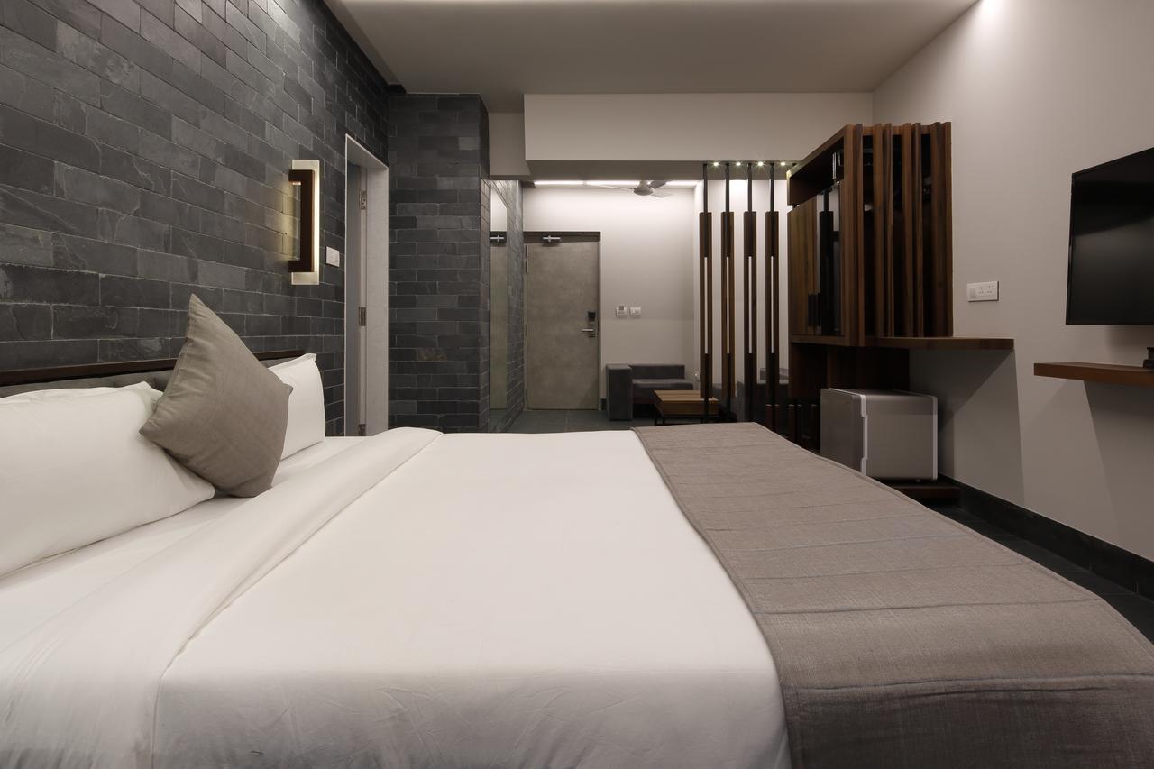Hotel Carrefour Ahmadabad Zewnętrze zdjęcie