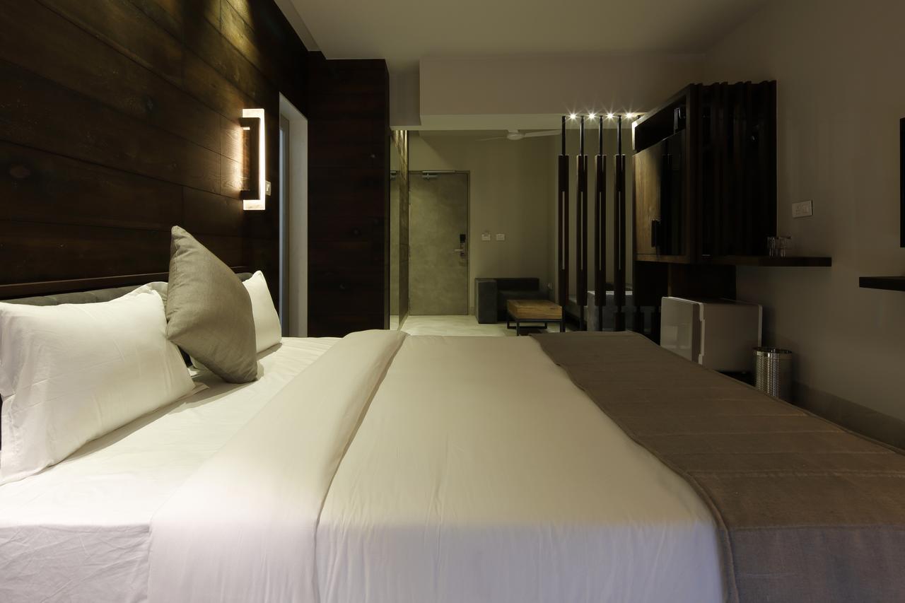 Hotel Carrefour Ahmadabad Zewnętrze zdjęcie