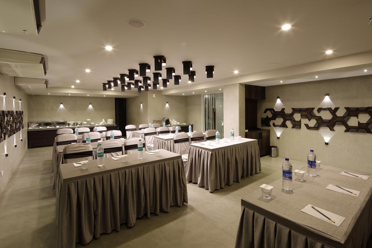 Hotel Carrefour Ahmadabad Zewnętrze zdjęcie