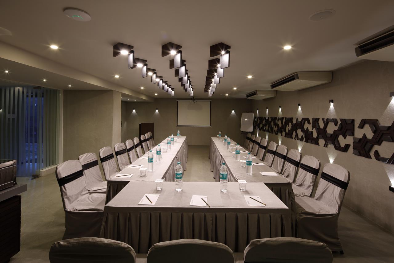 Hotel Carrefour Ahmadabad Zewnętrze zdjęcie
