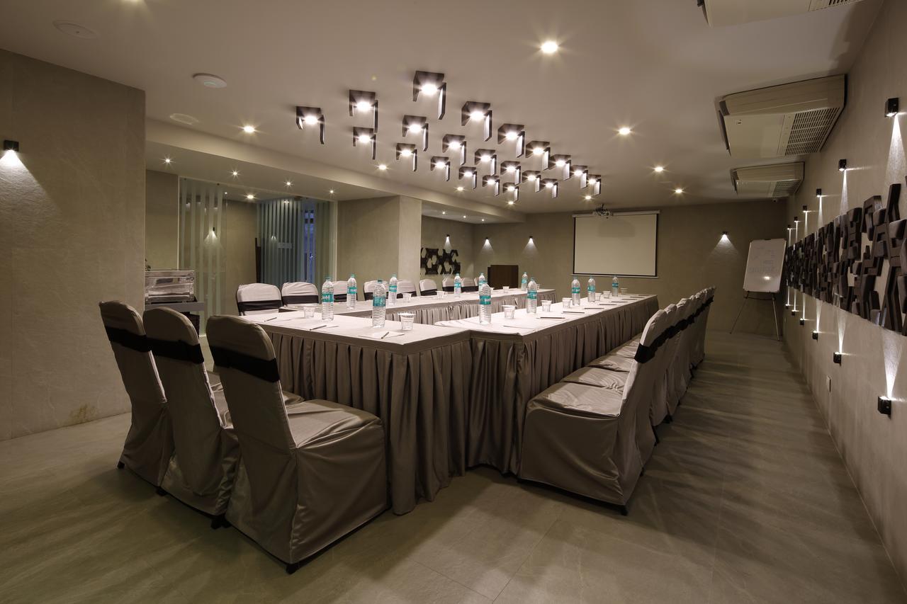 Hotel Carrefour Ahmadabad Zewnętrze zdjęcie