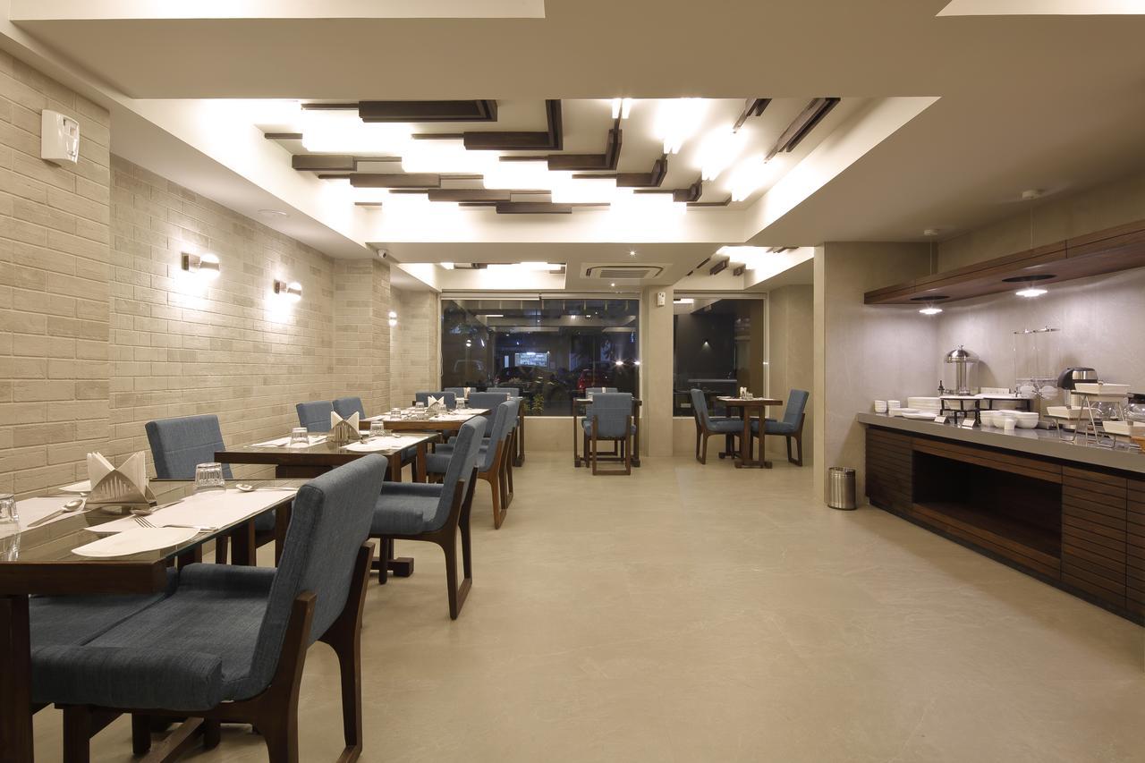 Hotel Carrefour Ahmadabad Zewnętrze zdjęcie