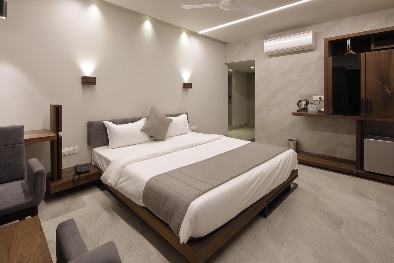 Hotel Carrefour Ahmadabad Zewnętrze zdjęcie